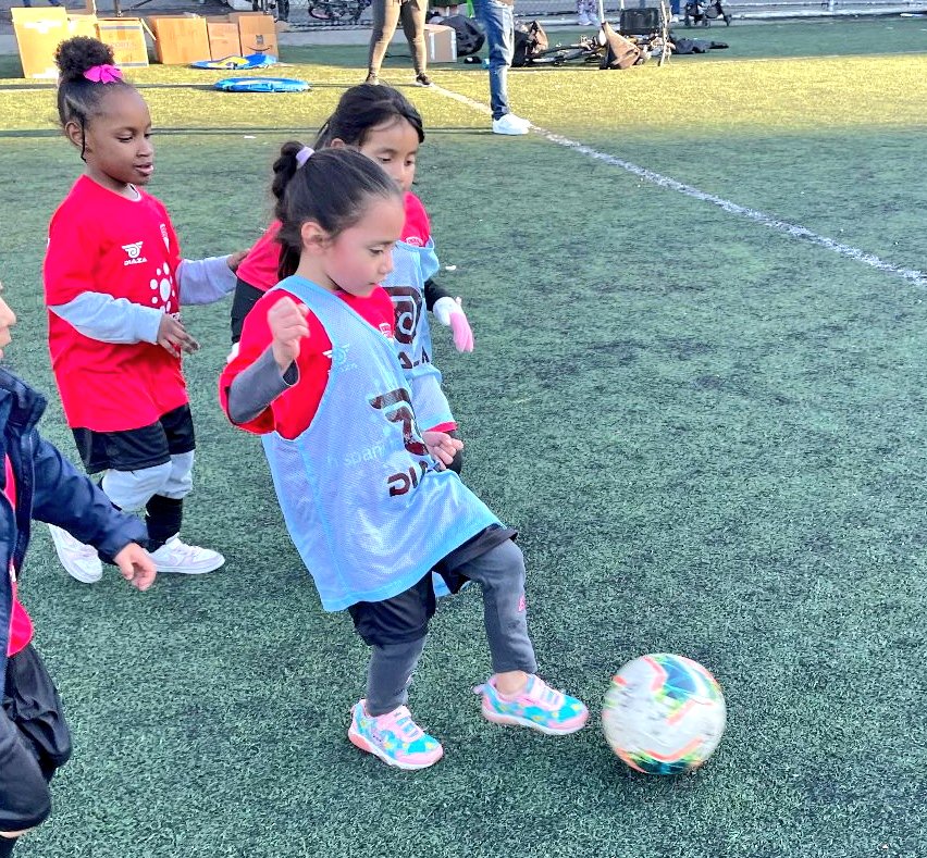DV7Soccer's tweet photo. 🇺🇸🗽 Creating a strong community through the beautiful game! ⚽💪🏼 #spring25

𝗙𝗥𝗘𝗘 SOCCER PROGRAM | PROGRAMA DE FÚTBOL 𝗚𝗥𝗔𝗧𝗨𝗜𝗧𝗢 @DV7soccer_NY &amp; @HispanicFed sponsored by @CMFranciscoMoya

#cmfranciscomoya #cmdistrict21
#hispanicfederation 
#DV7Academy #DV7Group https://t.co/f0PxrvS8dX