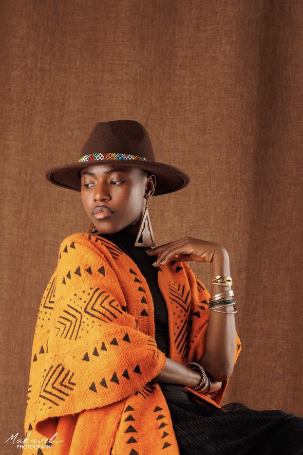 KeitaMally's tweet photo. On est là pour changer les mentalités. 

Model: @KeitaMally 
Crédit photo : @OusmaneMakaveli 

#bogolan #mali #mallylaslameuse #fashion #warkane https://t.co/kPyWdWqiTa