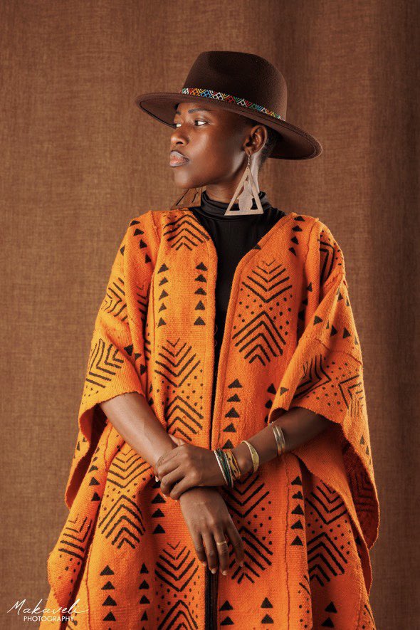 KeitaMally's tweet photo. On est là pour changer les mentalités. 

Model: @KeitaMally 
Crédit photo : @OusmaneMakaveli 

#bogolan #mali #mallylaslameuse #fashion #warkane https://t.co/kPyWdWqiTa