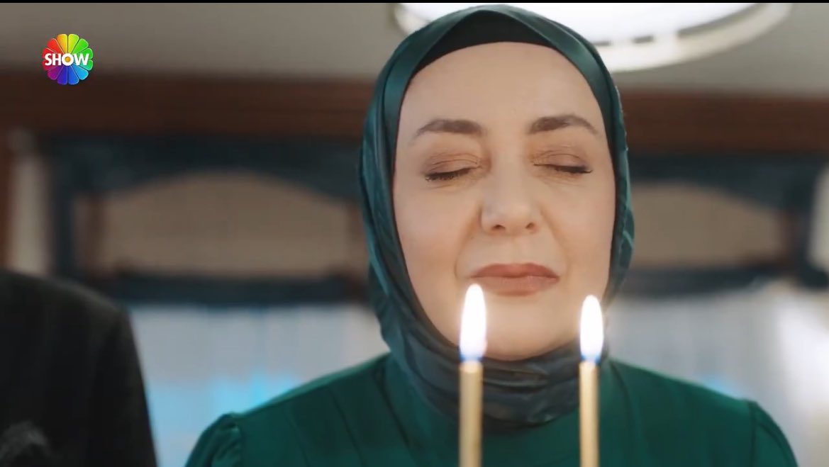 nnur____'s tweet photo. Birkaç dakika sonra onu öldürecek pastayı üflüyo kahrolduum

 #kizilcikşerbeti https://t.co/SmHOXUAo6R