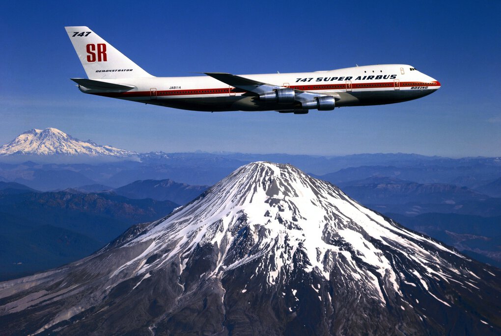 LFGtuc's tweet photo. @BoeingAirplanes This one. Impossible to reproduce. Well, this is mount saint Helen, I know. The top doesn't exist anymore, and Boeing would never again paint that name on one of their airplanes. https://t.co/58TnxBENuM