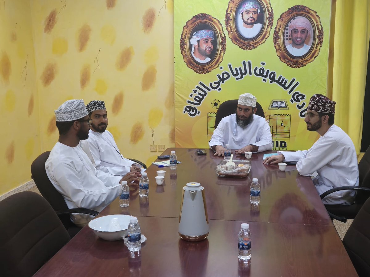 اجتماع رئيس اللجنة الشبابية بنادي السويق مع فريق نادي السويق للمناظرات، استعدادا للمشاركة بجامعة البريمي 18/ 4/ 2025م