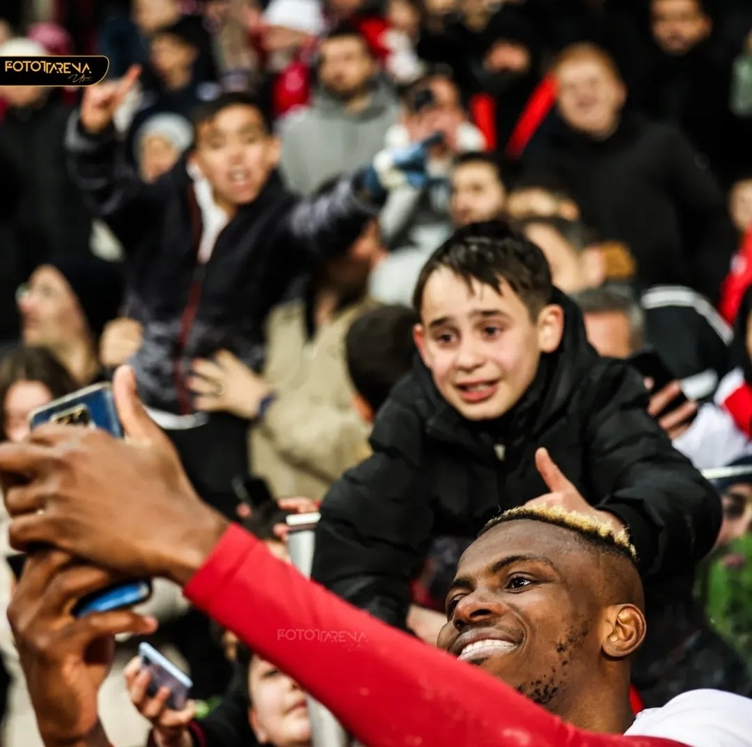 PoojaMedia's tweet photo. The young Galatasaray fan will never forget this photo ❤️🇳🇬 https://t.co/KEoE20qQQY