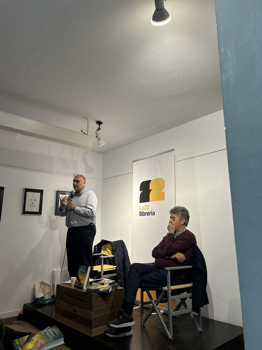 GemmaExposito's tweet photo. Un plaer escoltar-te sempre @xavierbosch 👏🏻👏🏻. Presentació de #DiagonalManhattan a @LLIBRERIA22 Gràcies, filla per acompanyar-m'hi @galegri 🥰 https://t.co/e4qSM0uobz