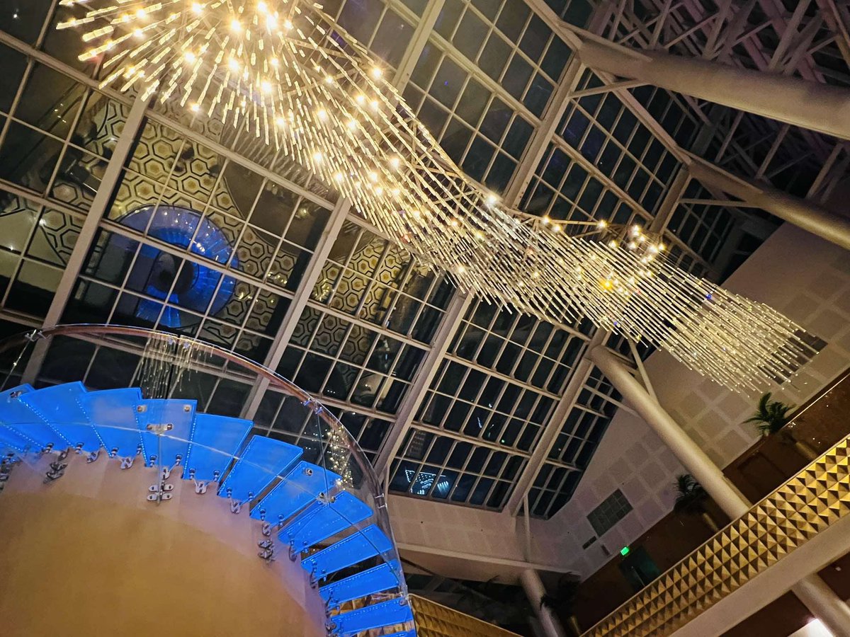 lavleeferlenssi's tweet photo. Look up! β¨ @Icdohathecity @InterConHotels @IHGOneRewards @IHGhotels #IntercontinentalDohaTheCity #WhenInDoha #WeekdaysInDoha #GoodNightDoha π« https://t.co/iLWm8gVK9G