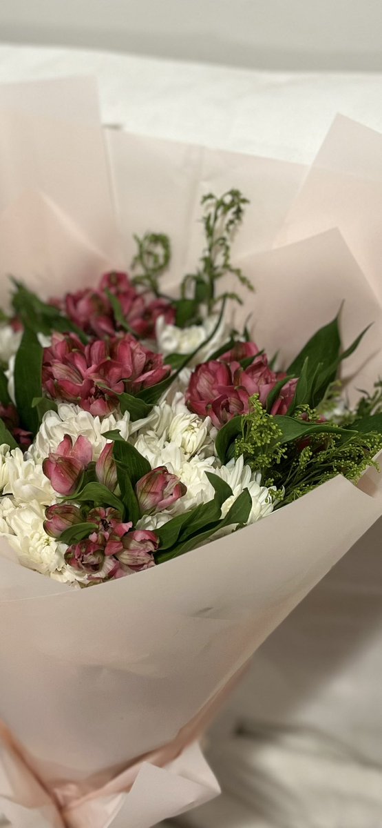 mariaam67_'s tweet photo. My night, my flowers 💓 https://t.co/Duc7tuXF4F