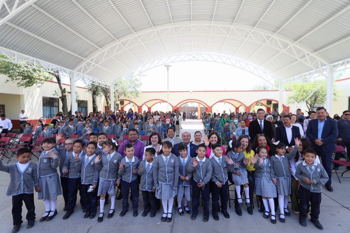 Me emociona compartir que hoy inauguramos mejoras en la Escuela Primaria Hijos del Ejército, una institución con más de 80 años formando generaciones con valores y conocimiento. 

Con una inversión de más de 5 millones de pesos, rehabilitamos techumbres, bardas, patios, aulas y