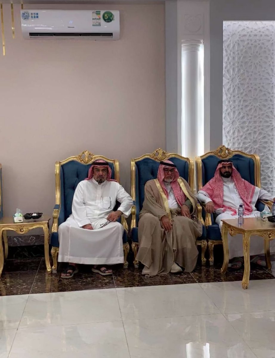 احتفل هذا المساء ليلة السبت الموافق ١٤٤٦/١٠/١٣هـ الخال حمود عايد الراشد الدحيلي بزواج ابنه راشد .. في قاعة عمر للافراح والاحتفالات حضره جمع غفير من الاقرباء والاصدقاء والزملاء .. اللهم بارك لهما وبارك عليهما واجمع بينهما بخير . وبالذرية الصالحة يارب.
#حائل