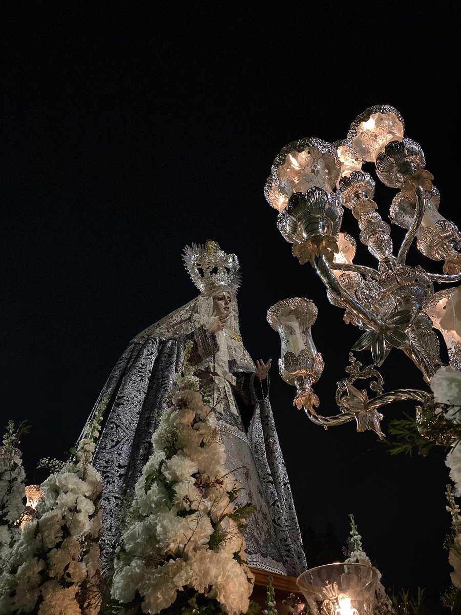 bandalosiris's tweet photo. Avanza la Virgen de los Dolores por las calles de Rioja
🎼 Suenan:
Madrugá de canela y clavo
Pasa la Virgen Macarena
Rocio
Caridad del Guadalquivir
#OleIris
#ViernesDeDolores https://t.co/uOpyKXIB4o