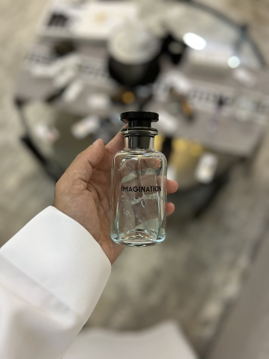عطرنا اليوم إيماجنيشن ''الخيال'' كل ماتعطرت منه أصابك بالدهشة لـجماله👌🏻😍
ماعلينا من الحوسة اللي ورا🏃🏻‍♂️
#رابطة_عشاق_العطور
#عطور
#عطر