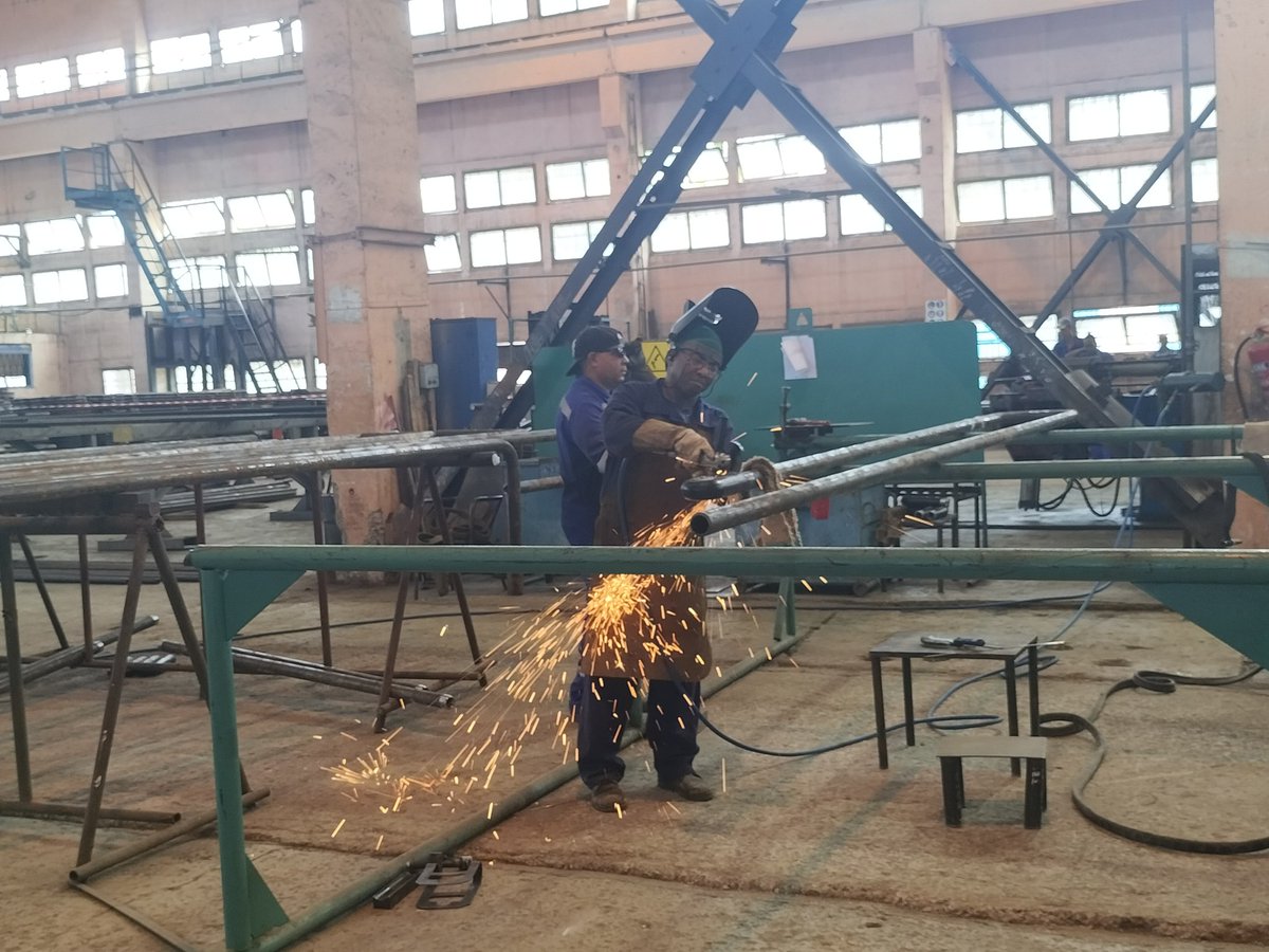PartidoPCC's tweet photo. Entrega y trabajo arduo caracterizan al colectivo de la Base Central de Reparaciones de la EMCE donde se elaboran componentes claves para la caldera del Bloque 4 de la CTE "Céspedes" y para la "Ernesto Guevara". Hasta allí llegaron @DiazCanelB y @DrRobertoMOjeda https://t.co/AlEr6yhgBG