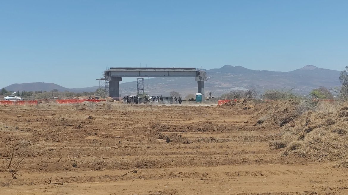 El gobierno de #Michoacán expropia terrenos para construir un tramo del nuevo libramiento de #Morelia.
Paga a 36 pesos el m2 y para convencer a los dueños, manda policías para reprimir, doblegar, arrebatar.
¿Quién o qué sigue?
Sigan aplaudiendo, ya llegarán a tocarles su puerta.