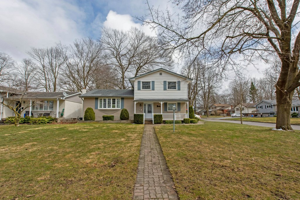 Check out this home! You will find this beautifully maintained and well-loved home, both inside and out, in the family-friendly, quiet community of Westmount. With the inviting front porch and attractive curb appeal, your interest .. marta-milton.cb1.info/baibcv