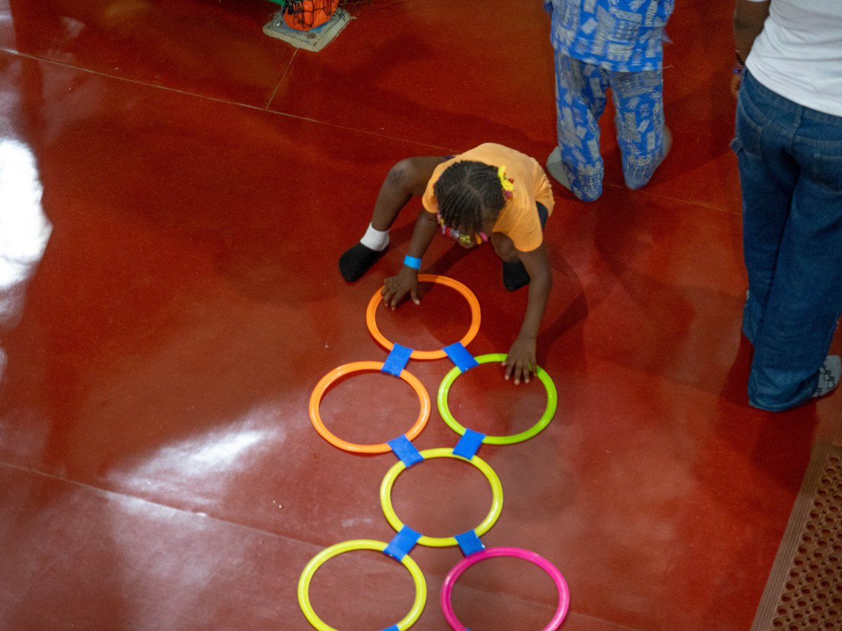 OIMGuinee's tweet photo. 🇬🇳 57 enfants migrants de retour ont bénéficié d’activités de soutien #psychosocial cette semaine à Ckry. Jeux, sport, culture et sensibilisation pour leur bien-être et leur réintégration sociale. Une initiative de l’@OIMGuinee & du @MPFEPV_GN dans le cadre du projet #MPRR. #MHPS https://t.co/6jW6xO99iV