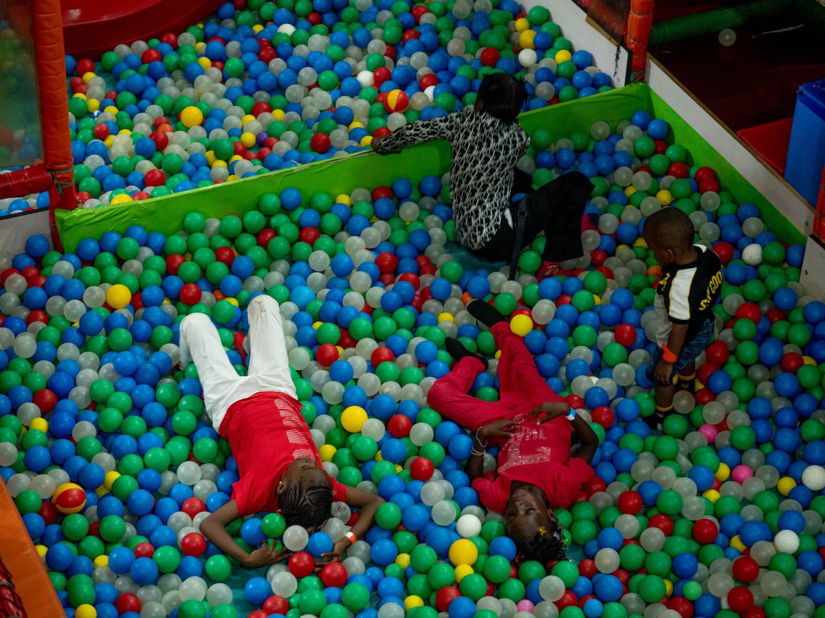OIMGuinee's tweet photo. 🇬🇳 57 enfants migrants de retour ont bénéficié d’activités de soutien #psychosocial cette semaine à Ckry. Jeux, sport, culture et sensibilisation pour leur bien-être et leur réintégration sociale. Une initiative de l’@OIMGuinee & du @MPFEPV_GN dans le cadre du projet #MPRR. #MHPS https://t.co/6jW6xO99iV