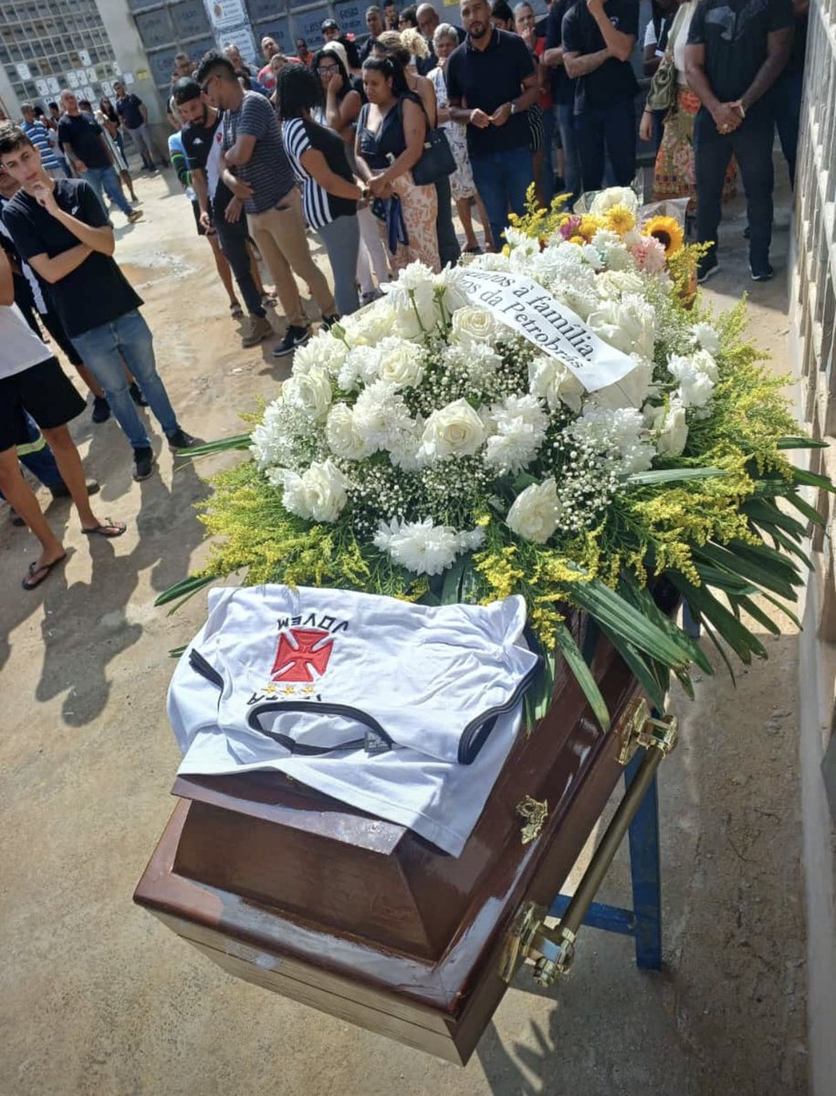 Deixo aqui minha homenagem a um verdadeiro guerreiro!! Que Deus cuide de vc aí de cima!! Vc vai ser smp lembrando por tds nós. Você se foi respeitando e honrando a bandeira. Fica com Deus, Beto 🖤🙏🏼