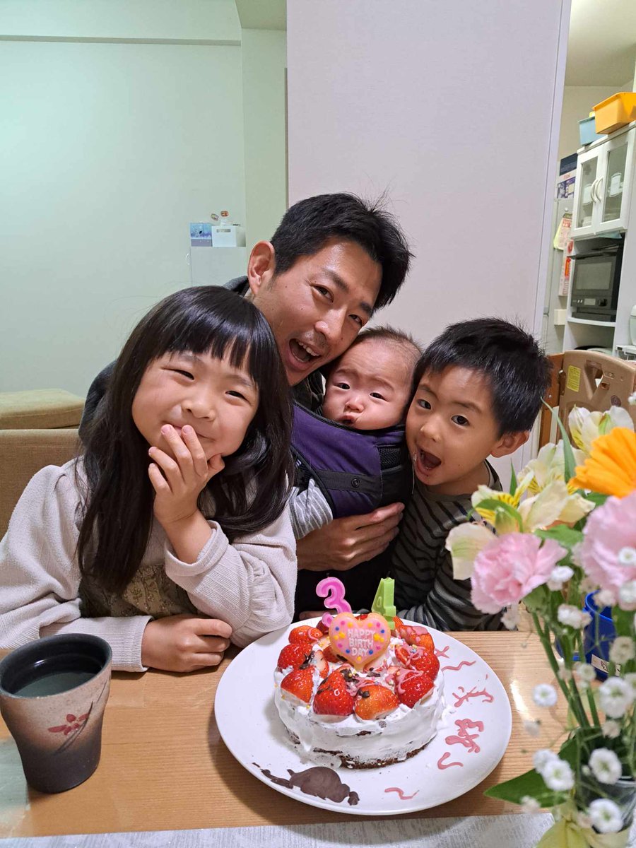 tochanto_'s tweet photo. となりの父ちゃんを訪ねてVol.6
令和らしい家族のあり方をつくる、我が家のチャレンジ。

親の背中を見て育ち、自分が父親となる。
時代によって家庭の築き方は違う。
これからの時代はどうあるべきなのか?
令和らしい家庭の築き方や日々のチャレンジについて話を伺った。

https://t.co/6fx4r6maXf https://t.co/uCGOJN7xAP
