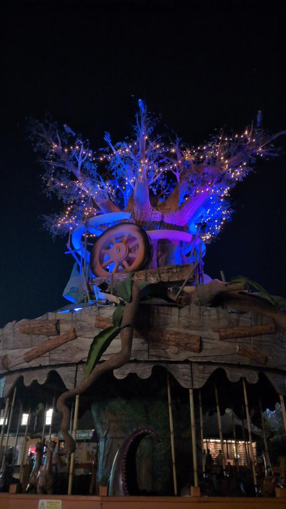 ChessingtonBuzz's tweet photo. How good does the Adventure Tree look at night!?
#Vampire35
#VIPExperienceBTS https://t.co/385hSUzujo