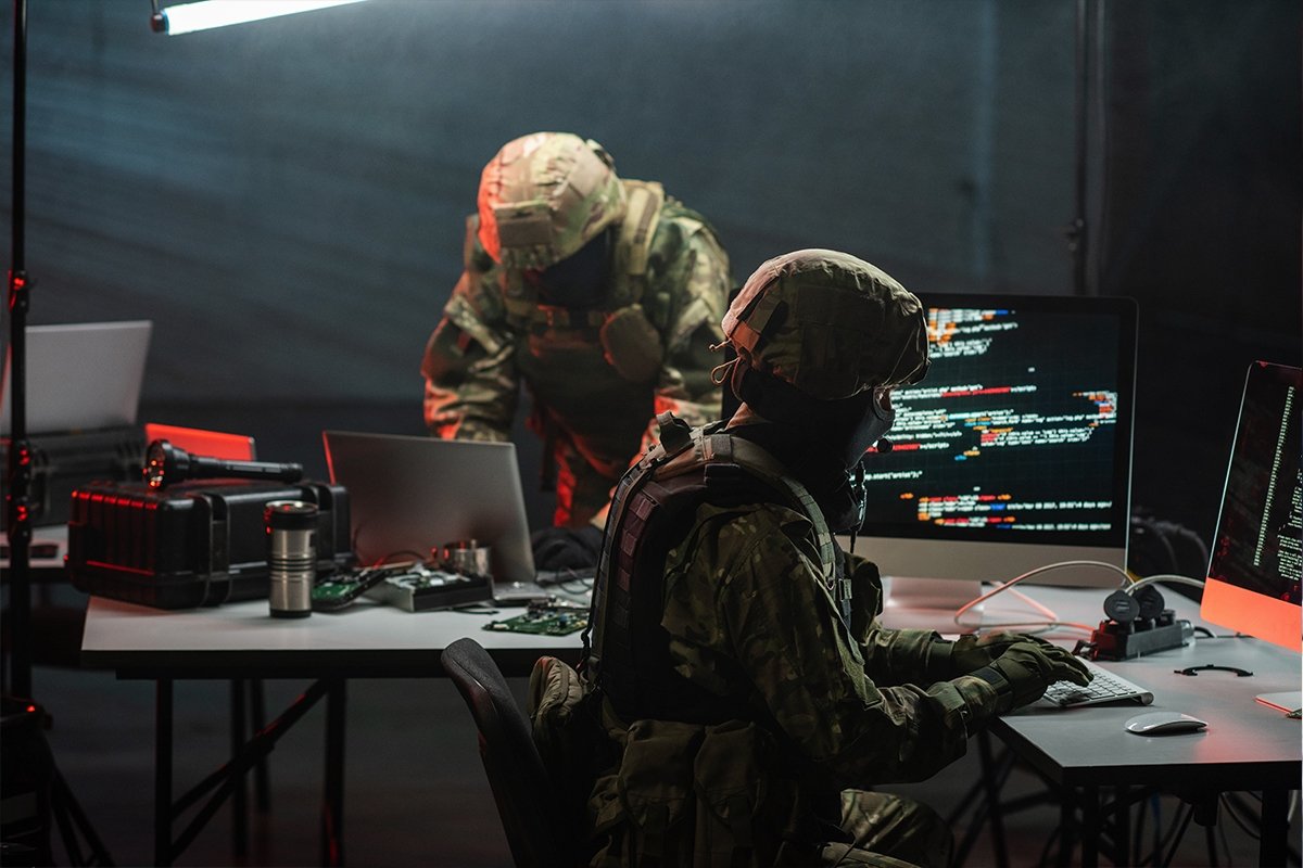 لماذا بعد الغارات تحلق طائرات تجسس؟طائرات التجسس لديها تقنية تستطيع الارتباط بالشبكات المحلية والتنصت على المكالمات والرسائل ولذلك تحلق بعد الغارات منتظرين تواصل بين الناس للاطمئنان فتلتقط منهم اي معلومات مهمة عن المكان والاشخاص المستهدفين

لذلك تجنبوا التواصل خصوصا بعد الغارات