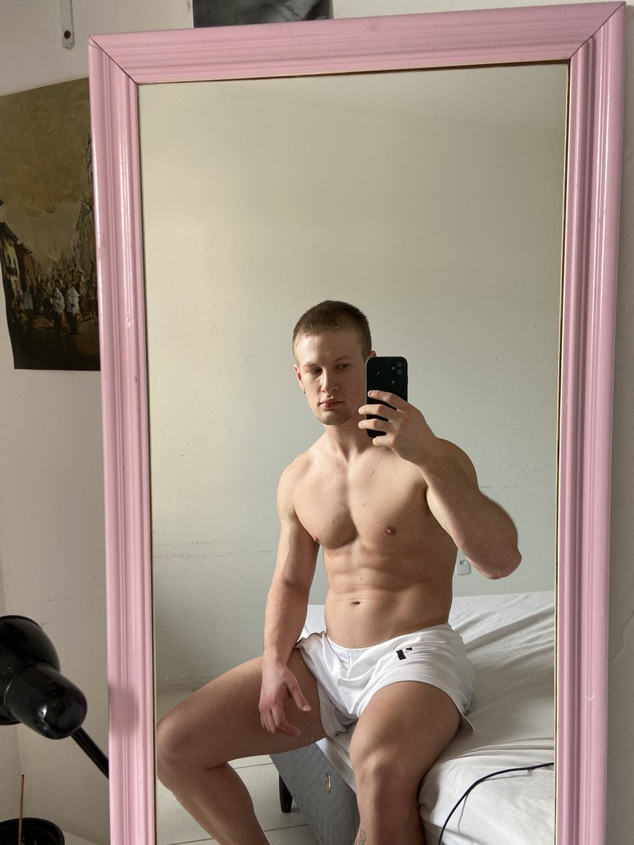 and_munc's tweet image. Amo sexta feira em casa