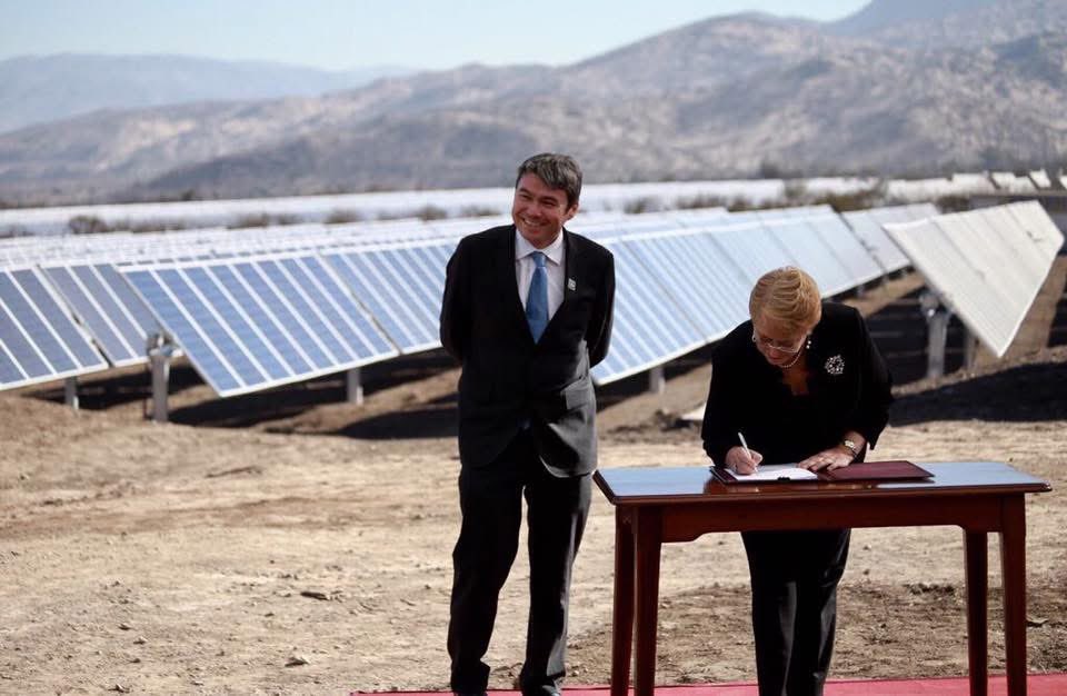 marcelomena's tweet photo. Hace 8 años que Chile firmó la ratificación del acuerdo de Paris. Desde entonces las emisiones de sector generación de han ido a la mitad, y somos de los pocos países en vía de desarrollo que han bajado emisiones en términos absolutos. Pasamos a ser líderes mundiales en conservación del patrimonio natural, electromovilidad y en energías renovables. Falta mucho. Pero el acuerdo de Paris avanza .