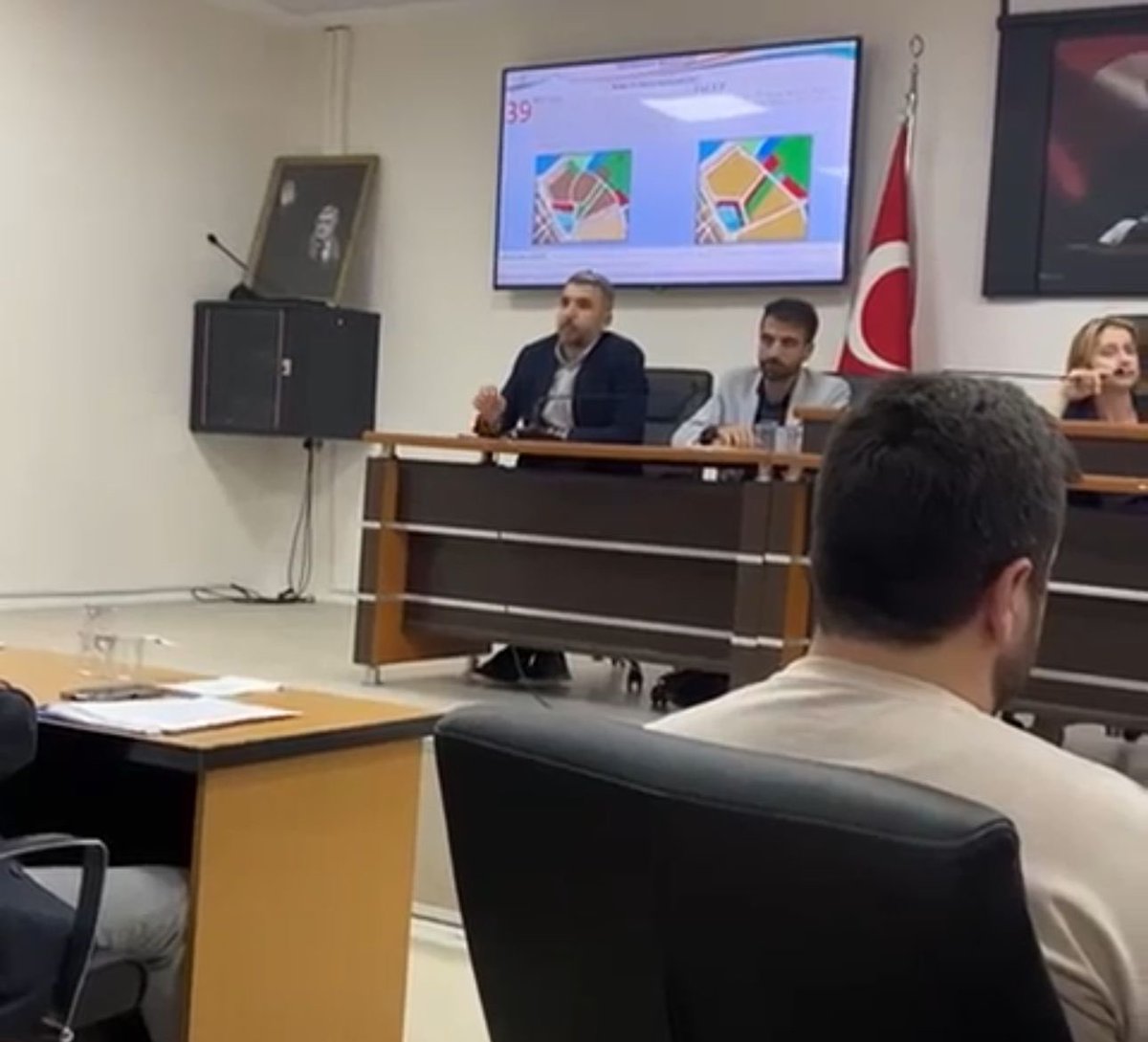 Adıyaman Belediye Meclisi’nde yaşananlar kabul edilemez!

AK Parti Meclis Üyemiz Sayın Kağan Taş’a yapılan saldırıyı şiddetle kınıyorum.

Bir belediye meclisinde, fikir beyan eden bir üyeye fiziki müdahalede bulunmak sadece o kişiye değil, halkın iradesine yapılmış bir