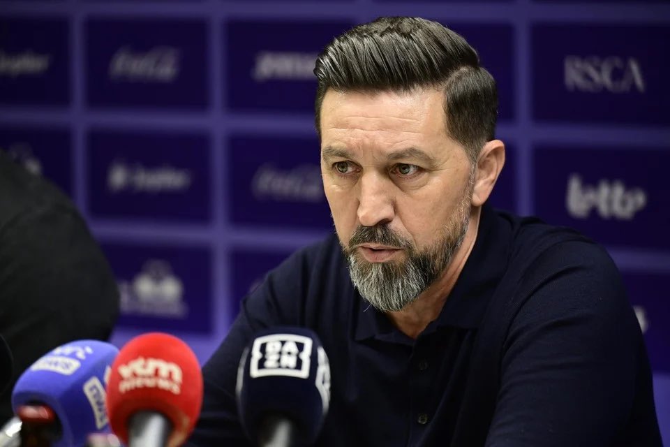 rscaupdate's tweet photo. Als ik niet slaag om voor een Europees ticket te zorgen, dan heb ik gefaald.

Coach Besnik Hasi 

#rsca #Anderlecht https://t.co/9xHdzYDGko