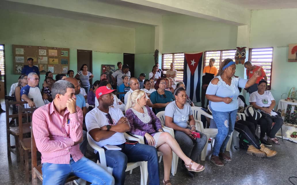 rlicea_mojena's tweet photo. Se realiza visita integral a la demarcación del Consejo Popular "Argelia-Victoria" se chequean los planteamientos de la población, la calidad de los servicios, y la producción de alimentos  #IslaDeLaJuventud #SentirPinero #PoderPopular #DePieYCombatiendo https://t.co/WAcIgzb6Qp