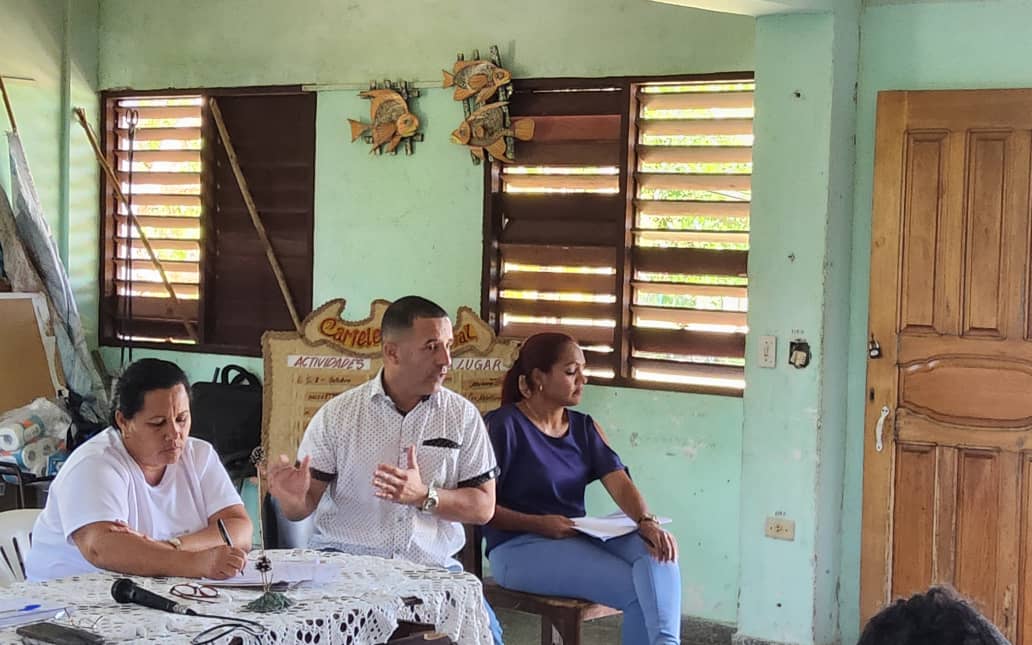 rlicea_mojena's tweet photo. Se realiza visita integral a la demarcación del Consejo Popular "Argelia-Victoria" se chequean los planteamientos de la población, la calidad de los servicios, y la producción de alimentos  #IslaDeLaJuventud #SentirPinero #PoderPopular #DePieYCombatiendo https://t.co/WAcIgzb6Qp