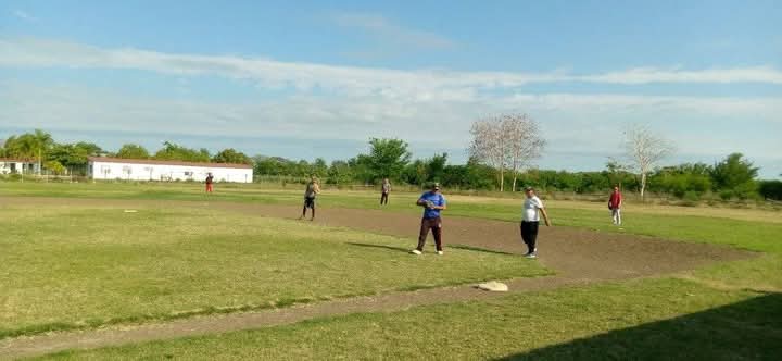 MilanesRam69416's tweet photo. #DeporteGranma💯🇨🇺Continúa #CautoCristo la Copa de Sóftbol entre Organismos , Trabajadores del #nder × Poder Popular primer juego Y Educacion x CDR en segundo juego. #PorCubaJuntosCreamos
#Deportes #indercautocristo #CautoCristo #SomosUnGranEquipo. https://t.co/uoWkw45QSH