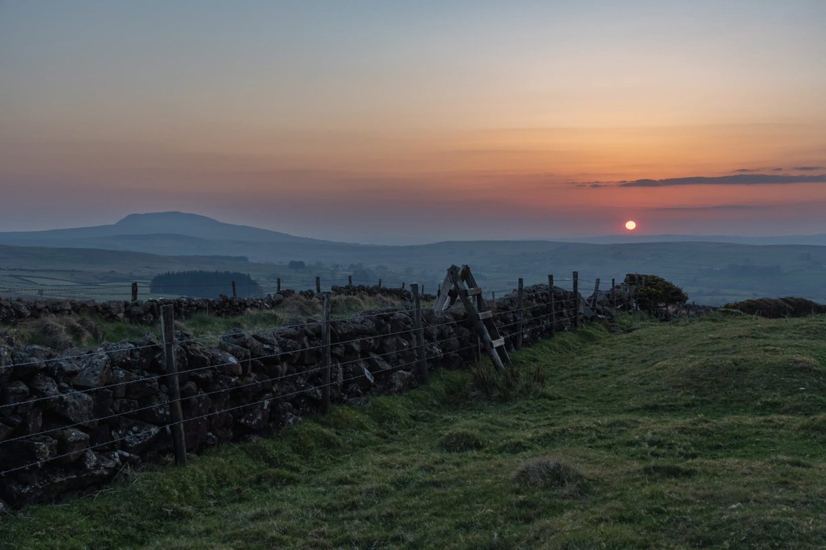 LoveBallymena's tweet photo. Sun setting this evening in the East Antrim hills. 

📸 John Fitz Photography • @johndfitz https://t.co/qOkF5LpF9p