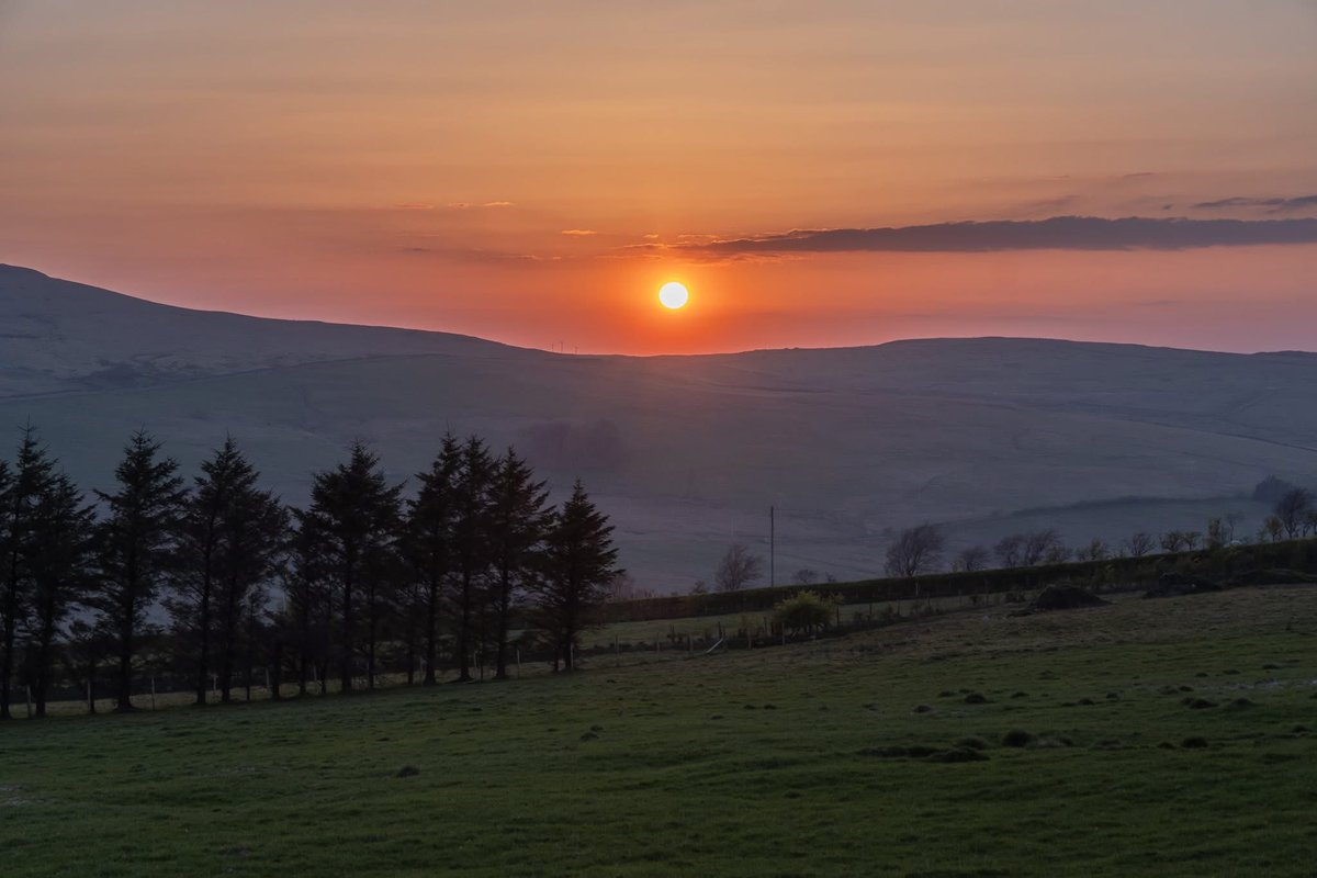 LoveBallymena's tweet photo. Sun setting this evening in the East Antrim hills. 

📸 John Fitz Photography • @johndfitz https://t.co/qOkF5LpF9p