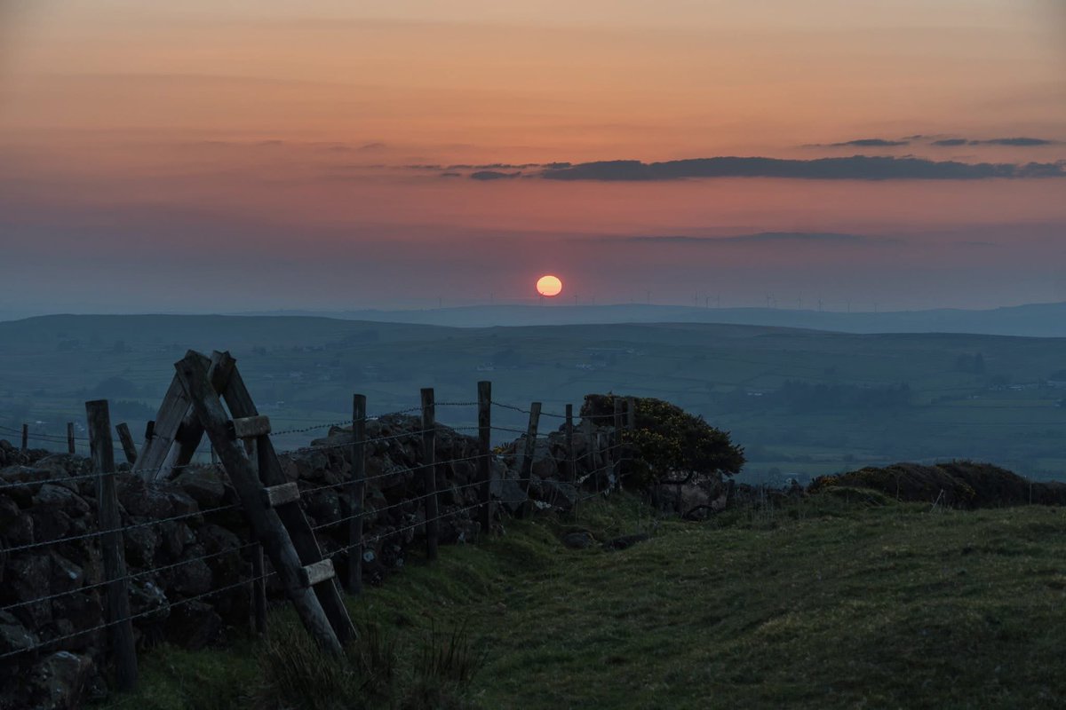 LoveBallymena's tweet photo. Sun setting this evening in the East Antrim hills. 

📸 John Fitz Photography • @johndfitz https://t.co/qOkF5LpF9p