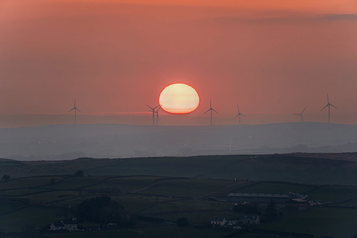 LoveBallymena's tweet photo. Sun setting this evening in the East Antrim hills. 

📸 John Fitz Photography • @johndfitz https://t.co/qOkF5LpF9p