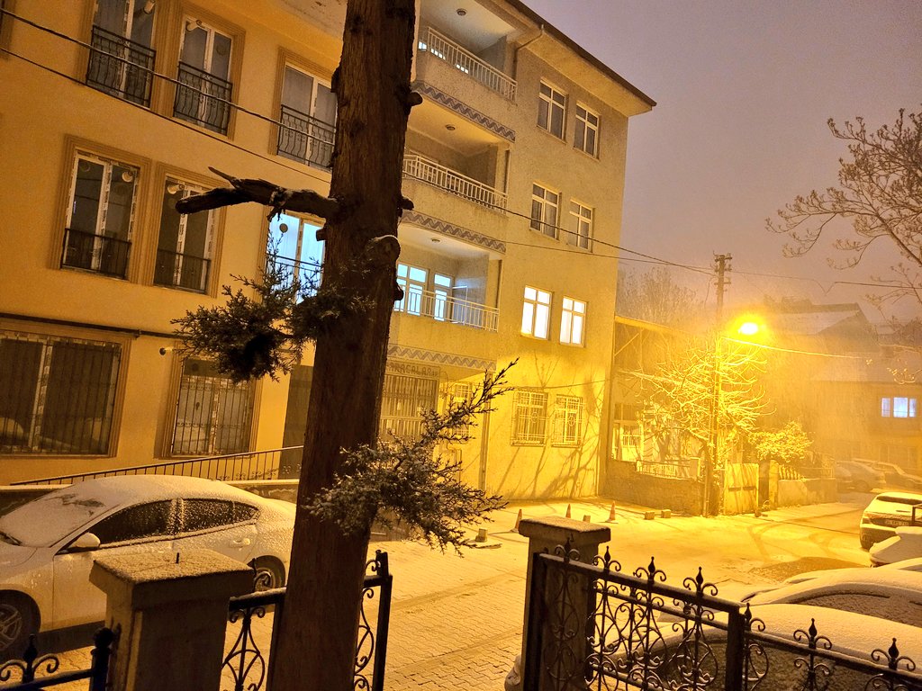 MissWinchestter's tweet photo. 11 Nisan evimin camından manzara. Bu yıl o kadar bu manzarayı gördüm ki bi 5 yıl kar yağmasa niye yağmıyor demem https://t.co/XKs0x12YHR