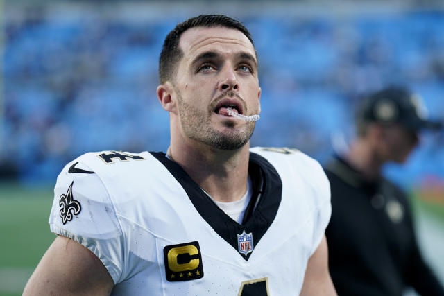 NFL_DovKleiman's tweet image. 𝗕𝗥𝗘𝗔𝗞𝗜𝗡𝗚: Saints QB Derek Carr is dealing with a shoulder injury that threatens his availability for this season, per @RapSheet 

Carr is weighing options, including the possibility of surgery.