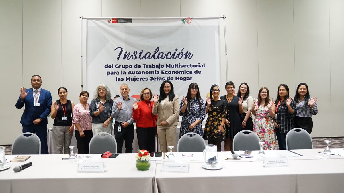 MimpPeru's tweet photo. #NotaInformativa 💪 | El MIMP instaló un grupo de trabajo multisectorial que impulsará la autonomía económica de las mujeres jefas de hogar.
Con la participación de 11 ministerios, se articulará un modelo de servicio integrado para mejorar el acceso a oportunidades y servicios clave.
El plan de trabajo establecerá una hoja de ruta conjunta que alineará esfuerzos y prioridades entre sectores, con el objetivo común de promover un entorno habilitante para su desarrollo económico.

El grupo está conformado por representantes de los ministerios de Desarrollo Agrario, Comercio Exterior, Transportes, Ambiente, Inclusión Social, Justicia, Trabajo, Educación, Cultura y Producción.

Más detalles en la siguiente nota de prensa:➡️ https://t.co/88rANCINJJ
