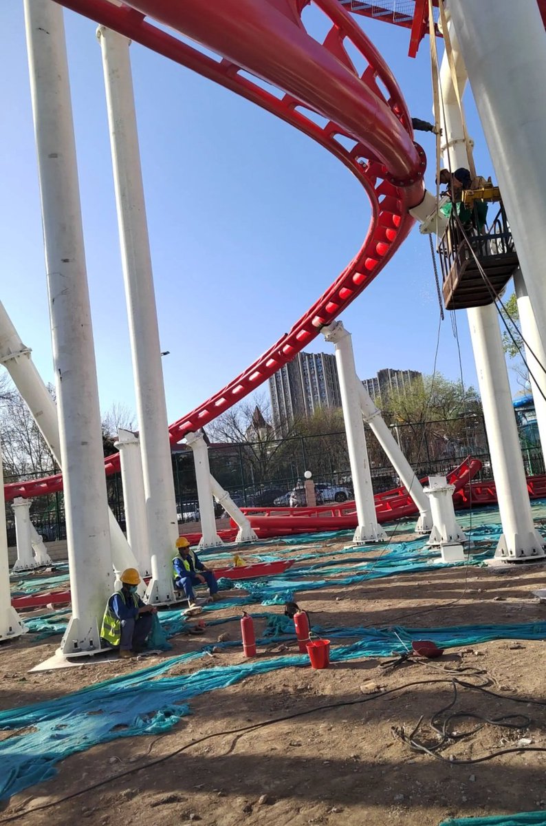 VHCoasters's tweet image. Beijing Shijingshan Amusement Park has long been the mark of quality 😉

But this is probably not how you&apos;re supposed to build your new coaster.

Ignoring the issues on site, for anyone that knows their previous rides, this looks like a fairly big step up in ride design for MCC