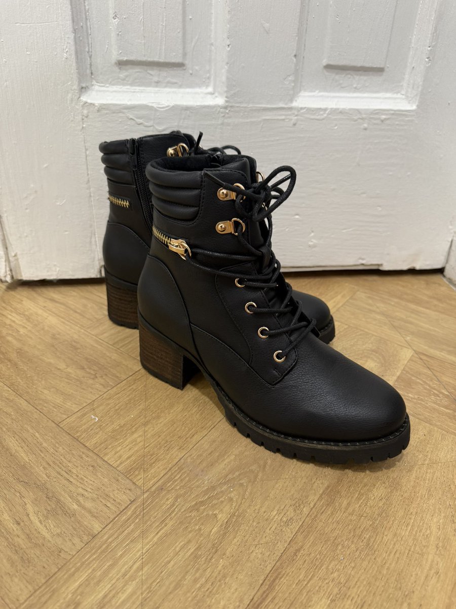 YesLadyRose's tweet photo. New boots! #prodom https://t.co/2BgHddXMXs