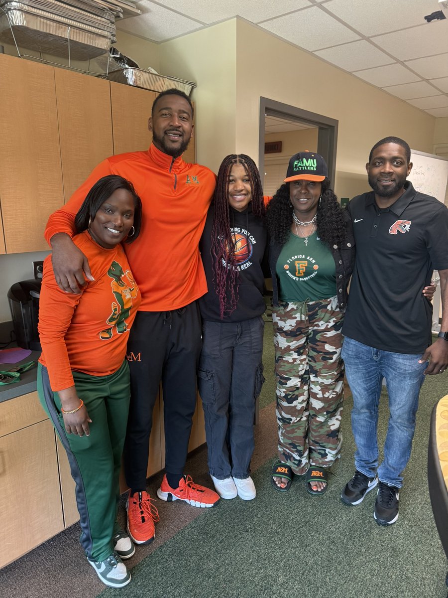 LondonReyes76's tweet photo. I had a great time touring FAMU and meeting @CoachBGordon and the @famu_wbb coaching staff.
#FAMU #Rattlers π #Pressureon #Sisterhood https://t.co/r9c50ISctu