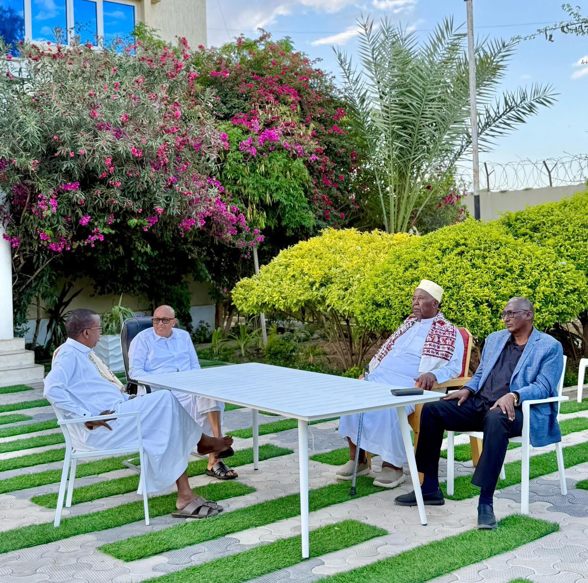 SLNTV's tweet photo. Madaxweynaha Jamhuuriyadda #Somaliland Cabdiraxmaan Maxamed Cabdilaahi @Abdirahmanirro ayaa galabta Hoygiisa ku qaabilay Ganacsade Xaaji Muuse Xirsi Abokor ( Muuse #Dalab ).
Madaxweynaha ayaa Xaaji Muuse Dalab uga xog waramey xaaladda guud ee dalka.
Madaxweynaha kulanka waxa ku wehelinayey Wasiirka Xanaanada Xoolaha iyo Horumarinta Reer Miyiga Dr. Cumar Shuceyb iyo Taliyaha Ciidanka Booliska JSL, Sarreeye Guuto Cabdiraxmaan Cabdilaahi Xasan.