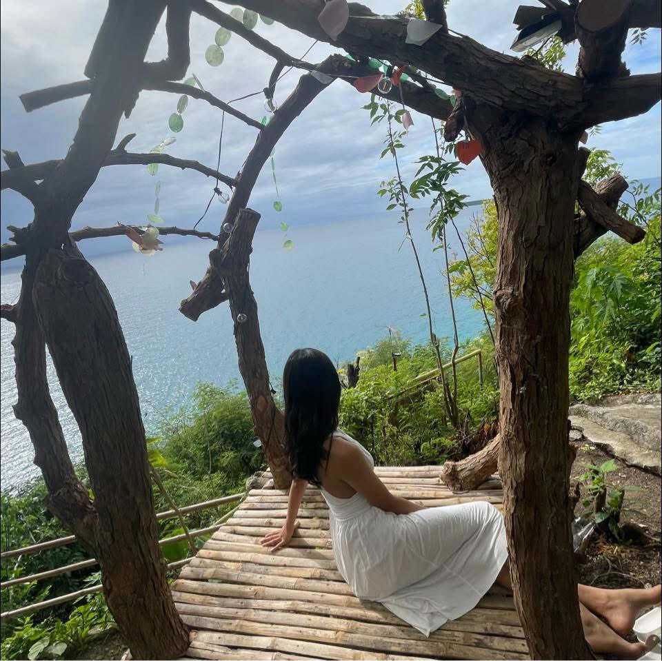 jeancryptalks's tweet image. The market left me with no choice but to go out and touch some grass.