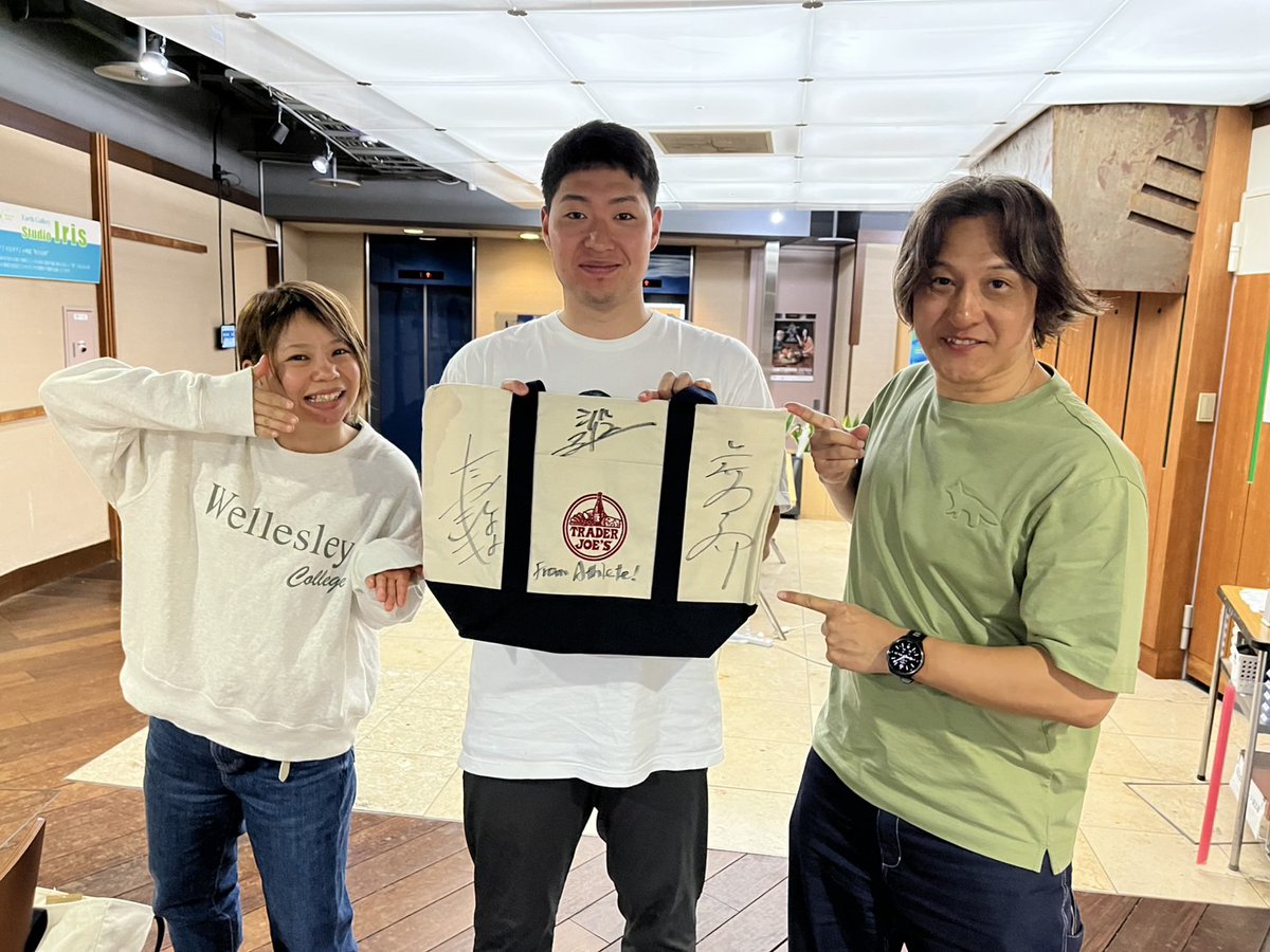 JFN_FromAthlete's tweet photo. 📢#フロアス LAに行っていた萩野さんから プレゼント🎁

・新学期、新生活にあると嬉しい、使い勝手抜群のトートバッグを3人のサイン入りで1名様へ✨

応募は @JFN_FromAthlete をフォロー＆この投稿をリポストするだけ👍

締め切りは来週の放送が終わるまで！
お待ちしています🙏👍 https://t.co/bJQJElNiua