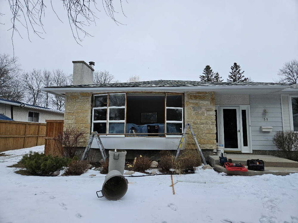 HiTechWindows's tweet image. From careful removal to on-site dry glazing, our team ensured a seamless fit and finish—right down to re-hanging the homeowner&apos;s blinds for this large bow window replacement. 
#HiTechWindows #WindowReplacement #ManitobaMade #HomeUpgrade #Winnipeg