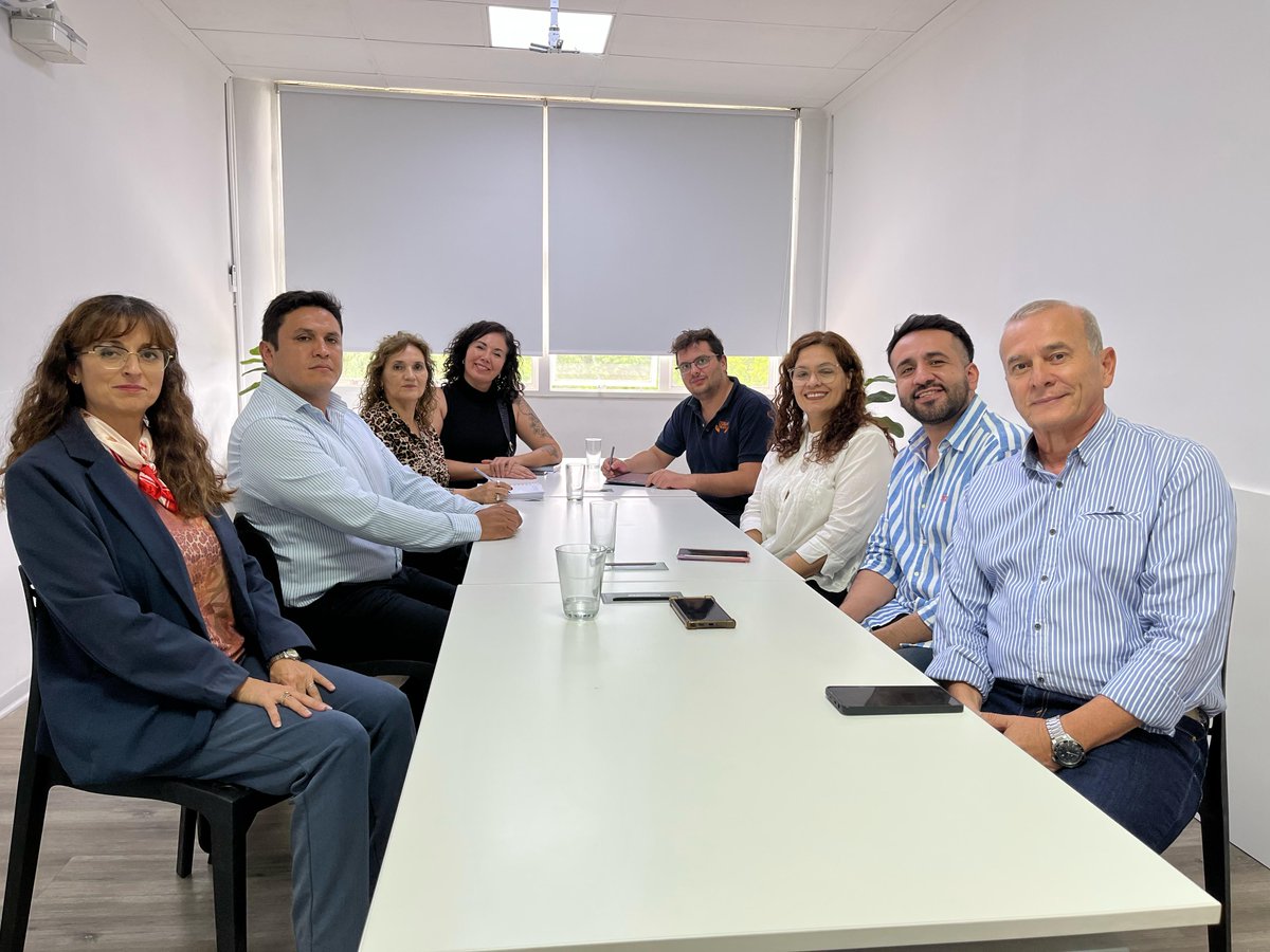 sidiunlar1's tweet photo. El secretario General de SIDIUNLaR, Diego Morales junto a la secretaria Adjunta, Teresa Salas y la secretaria Gremial, Adriana Moreno se reunieron con las autoridades de @osunlar. https://t.co/EpJA9HoRxf