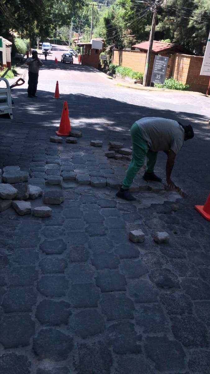 ACAvandaro's tweet photo. Esta semana se trabajo en bacheo de adoquinado, sobre Vega del Valle y Av. de las Vegas. https://t.co/8invRRZ0oX