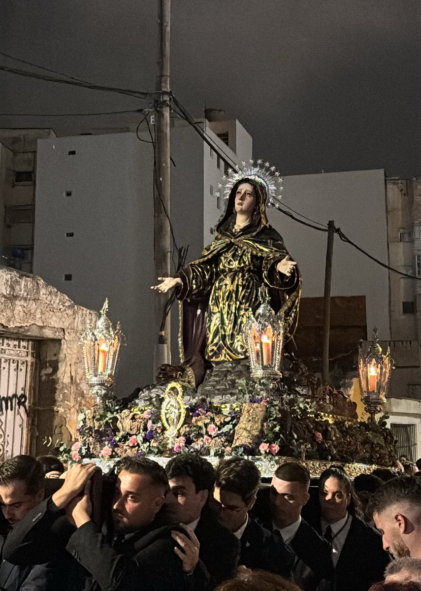 ‼️ Avanza por calle Trinidad el traslado de la Soledad de San Pablo
#CofradíasMLG