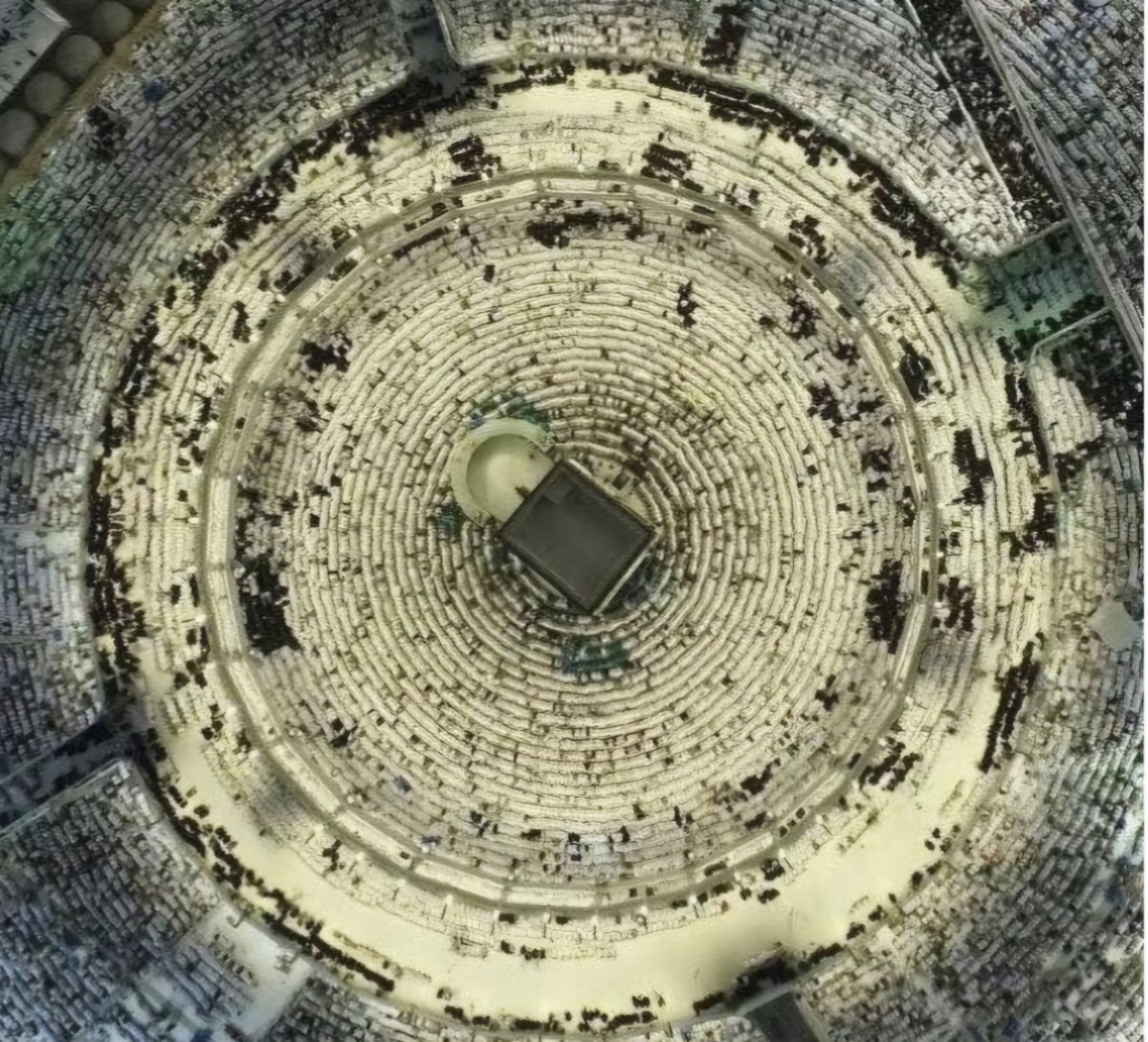 من الطواف إلى الكوانتم...

شكل دائري يحكم حركة الحشود حول الكعبة، كما وصفه سيد الخلق ﷺ: "حلقة في فلاة"
 #نظرية_شيفرة_النانو0369

0 هو المركز 
3، 6، 9 مفاتيح الانسجام الكوني

كونٌ يهتزّ بتناغمٍ لا يُخطئ...

#هاشم_الحبشي
#علم_وتقنية_النانو

صورة بالاقمار 🛰  الطواف المؤقت.