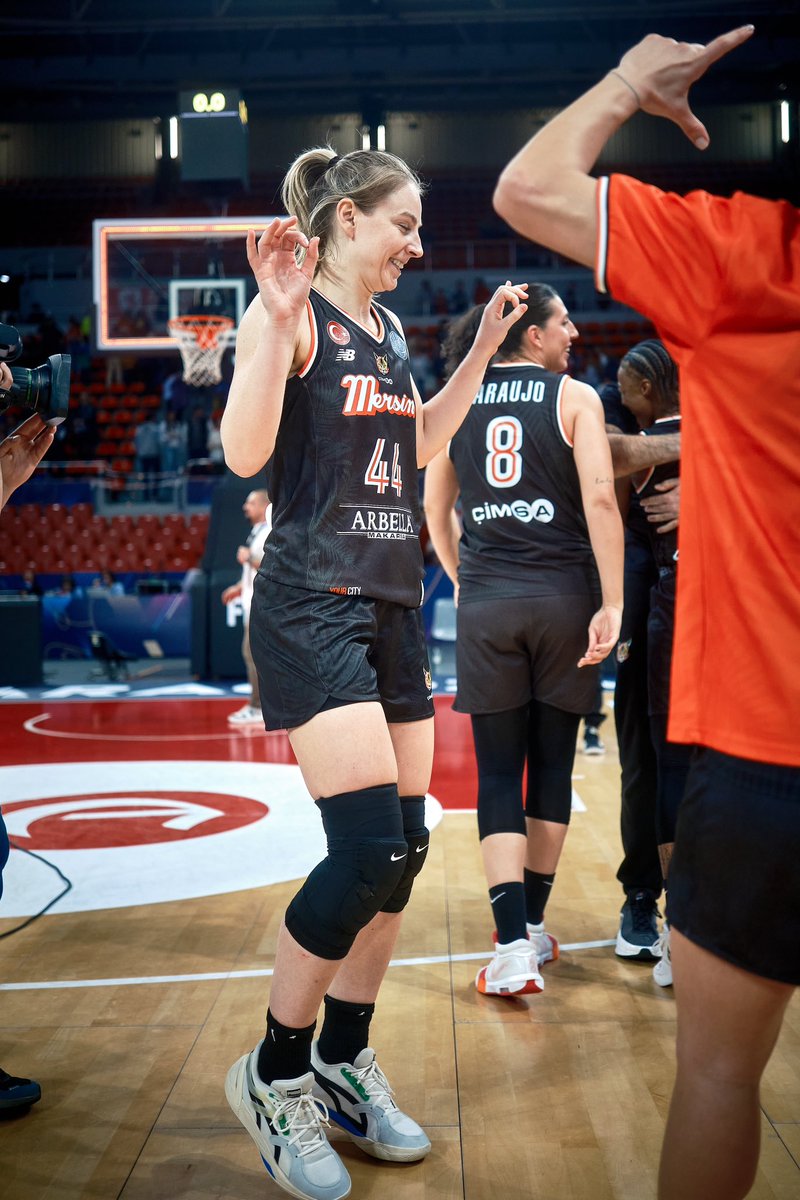 KARLIE IS A MOOD 😂

#EuroLeagueWomen x <a href="/ksam44/">Karlie Samuelson</a>