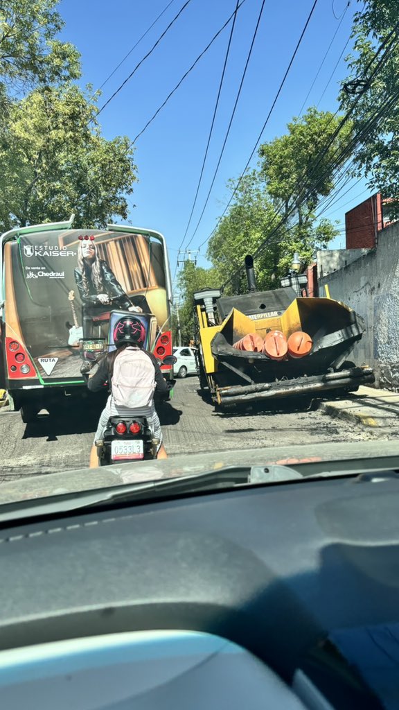 cfranchesca's tweet photo. Que listos y que prudentes @AlcaldiaAO dejando maquinaria bloqueando un carril en una avenida de solo 2 carriles!!! Tráfico y caos innecesario. https://t.co/Qi9RX8MiMg